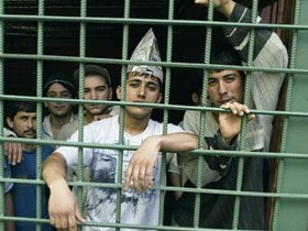 Мигранты за решеткой. Фото с сайта bezformata.ru
