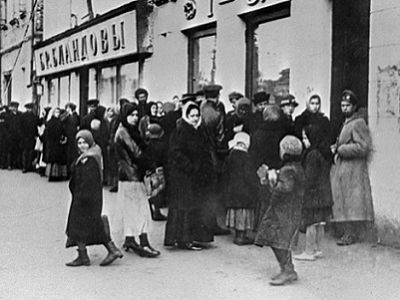 Женщины в очереди за хлебом, Петроград, зима 1917. Фото: РИА Новости, источник - rusplt.ru