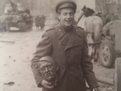 Поэт Долматовский с бронзовой головой Гитлера, Берлин, 1945. Фото: t.me/ivanfdavydov