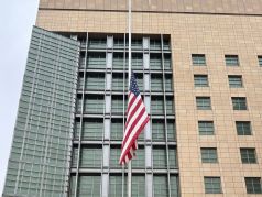 Приспущенный флаг у посольства США в Москве в знак солидарности с жертвами "Крокуса". Фото: посольство США