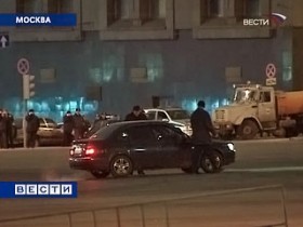 Машина у зддания ФСБ на Лубянке. Кадр "Вести".