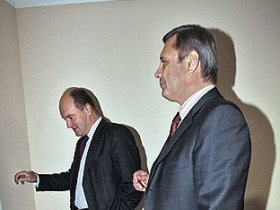 Михаил Касьянов и Константин Мерзликин (на заднем плане). Фото с сайта kommersant.ru