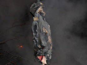 Сожженое чучело милиционера. Фото cherno-sliv.