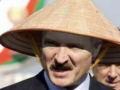 А. Лукашенко в китайской шляпе. Фото: rusinform.ru