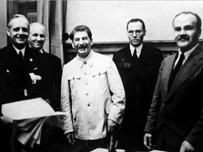 Риббентроп, Сталин, Молотов в Кремле 23 августа 1939 г. Источник - http://www.dw.com/