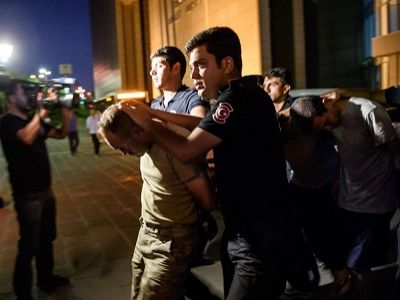 Арест подозреваемых в заговоре, 16.7.16. Фото AFP, источник - meduza.io