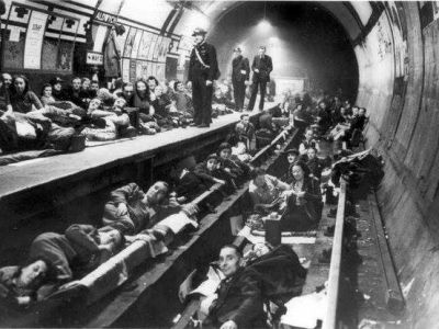 Бомбоубежище в Лондонском метро, 1940. Публикуется в www.facebook.com/carina.cockrell Бомбоубежище в Лондонском метро, 1940. Публикуется в www.facebook.com/carina.cockrell
