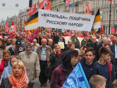 Крестный ход в Санкт-Петербурге 12.9.17, "антиматильдовский" плакат. Источник - fontanka.ru Крестный ход в Санкт-Петербурге 12.9.17, "антиматильдовский" плакат. Источник - fontanka.ru