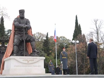 В.Путин и памятник Александру III. Источник - kremlin.ru В.Путин и памятник Александру III. Источник - kremlin.ru