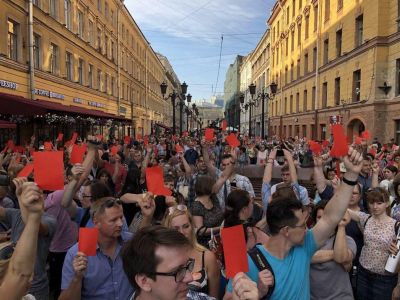 Акция "Красная карточка пенсионной реформе", Санкт-Петербург, Малая Садовая, 18.7.18. Фото: www.facebook.com/DinarSpbRu