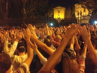 Ереван, народ у здания парламента, 2 октября 2018 года. Фото: Тигран Хзмалян