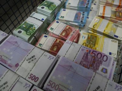 Пачки банкнот евро сложены в стопку в главном офисе Money Service Austria в Вене, Австрия, 3 марта 2016 года. Фото: Leonhard Foeger / Reuters