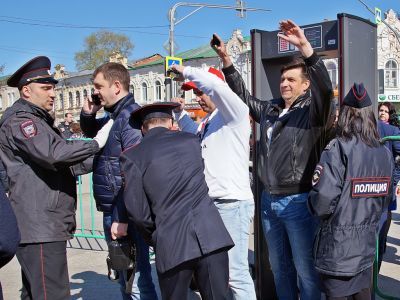 Досмотр перед акцией. Фото: Александр Воронин, Каспаров.Ru