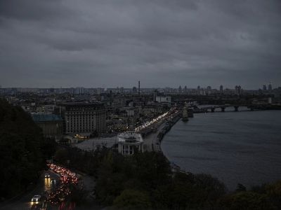 Вид на Киев, в котором 20 октября на несколько часов отключили электроэнергию из-за последствий российских атак. Фото: Metin Aktas / Anadolu Agency