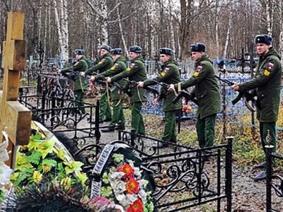 Похороны с военскими почестями. Фото: Александр Воронин, Каспаров.Ru