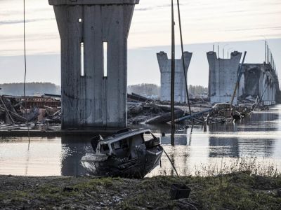 Разрушенный Антоновский мост. Фото: Metin Aktas / Anadolu Agency