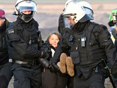 Полиция задерживает Грету Тунберг после акции в Люцерате (ФРГ) против возрождения угледобычи. Фото: t.me/worldprotest