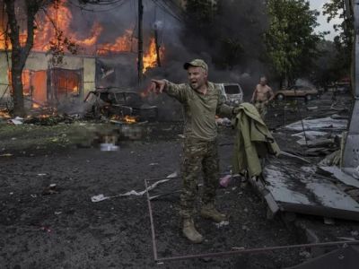 Последствия обстрела в Константиновке 6.10.2023. Фото: Evgeniy Maloletka / AP