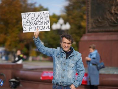 Игорь Барышников с плакатом "Путин – гарант беззакония в России". Фото: Наталья Холманова / SOTA