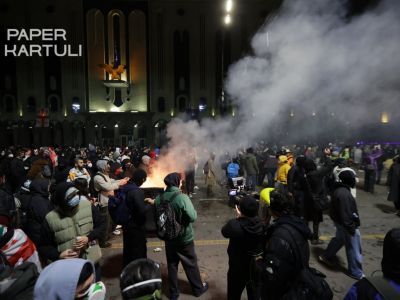 Костры на проспекте Руставели во время акции протеста против приостановки переговоров о вступлении Грузии в Евросоюз, 29 ноября 2024 года. Фото: Артем Монахов / Paper Kartuli